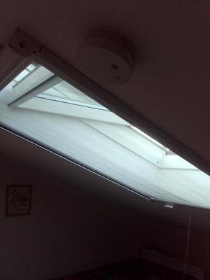Rozwijana moskitiera okna dachowego